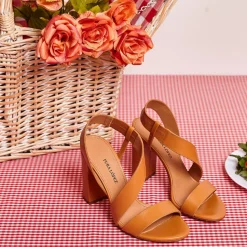 Aquira Sandalias camel de piel con tacón alto ancho