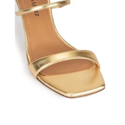 Daquesha Sandalias doradas de piel con tacón medio y pulsera