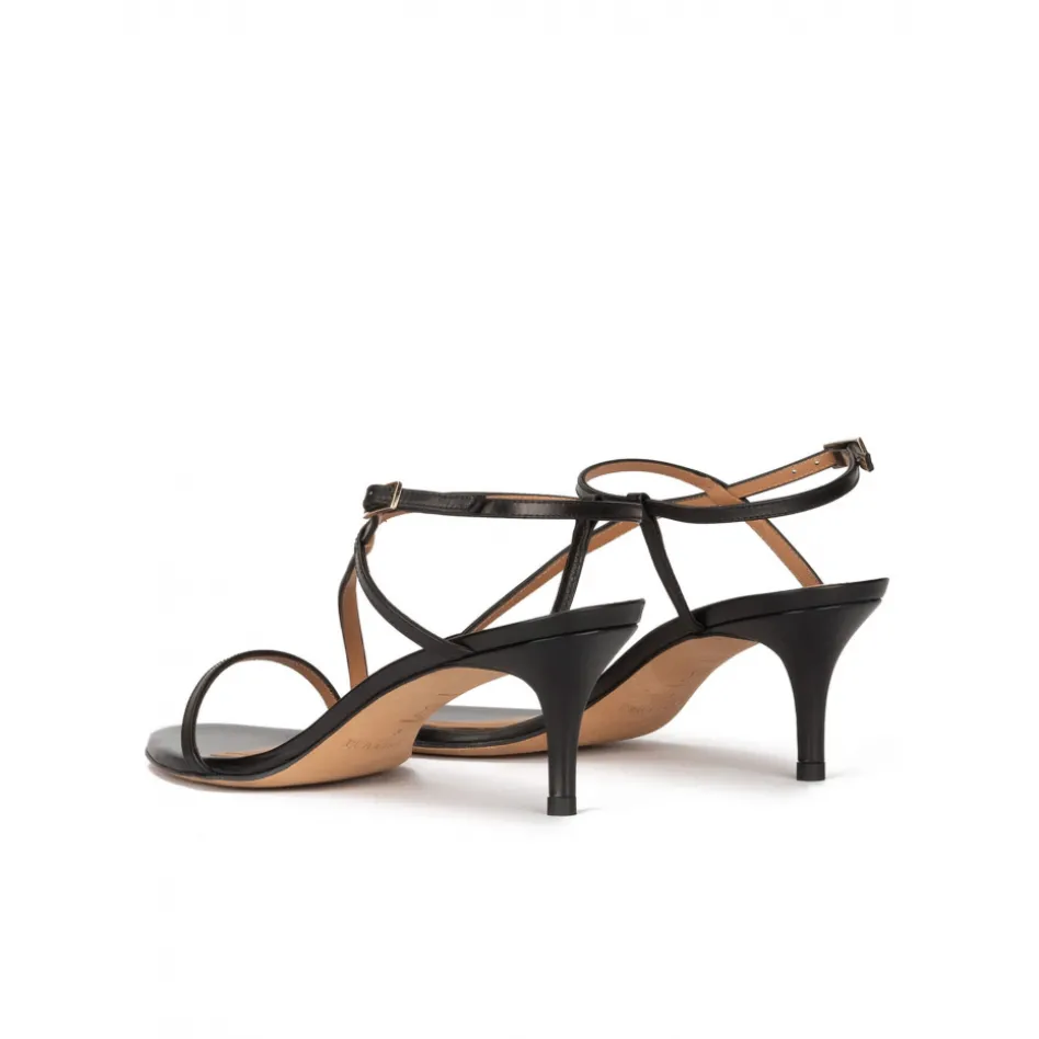 Laquenda Sandalias negras de piel con tacón medio y diseño de tiras