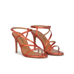 Marquesa Sandalias de tacón alto en piel metalizada coral con diseño de tiras