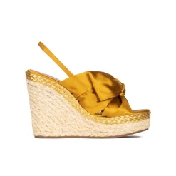 Miquela Sandalias de raso amarillo ocre con cuña en rafia natural