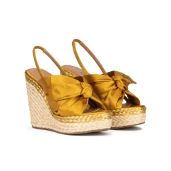 Miquela Sandalias de raso amarillo ocre con cuña en rafia natural