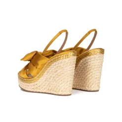 Miquela Sandalias de raso amarillo ocre con cuña en rafia natural