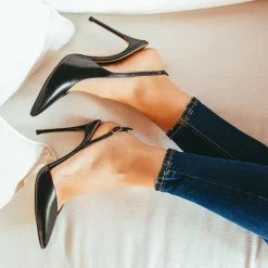 Omeya Slingbacks de tacón alto con escote asimétrico en piel color negro