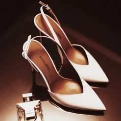 Omeya Zapatos destalonados de tacón alto y punta fina en piel color blanco
