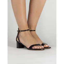 Oneida Sandalias de medio tacón ancho con pulsera en charol negro