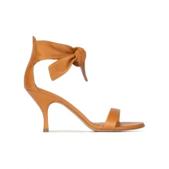 Quelea Sandalias de tacón medio en piel camel con pulsera anudada