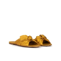 Quetty Sandalias planas en raso ocre con detalle de lazo