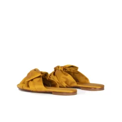 Quetty Sandalias planas en raso ocre con detalle de lazo