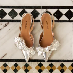 Quinette Zapatos planos de punta fina con lazo en piel plateada