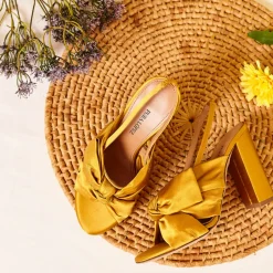 Quirina Sandalias de tacón alto ancho en raso ocre con detalle de lazo