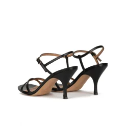 Sonique Sandalia de tacón medio en piel color negro con diseño de tiras
